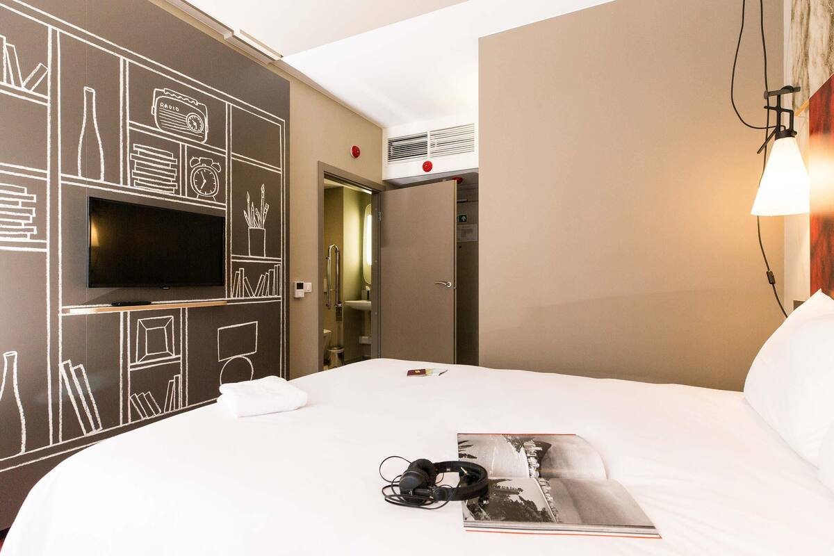 standard room, 1 double bed, accessible | in-room safe, desk, blackout curtains, soundproofing