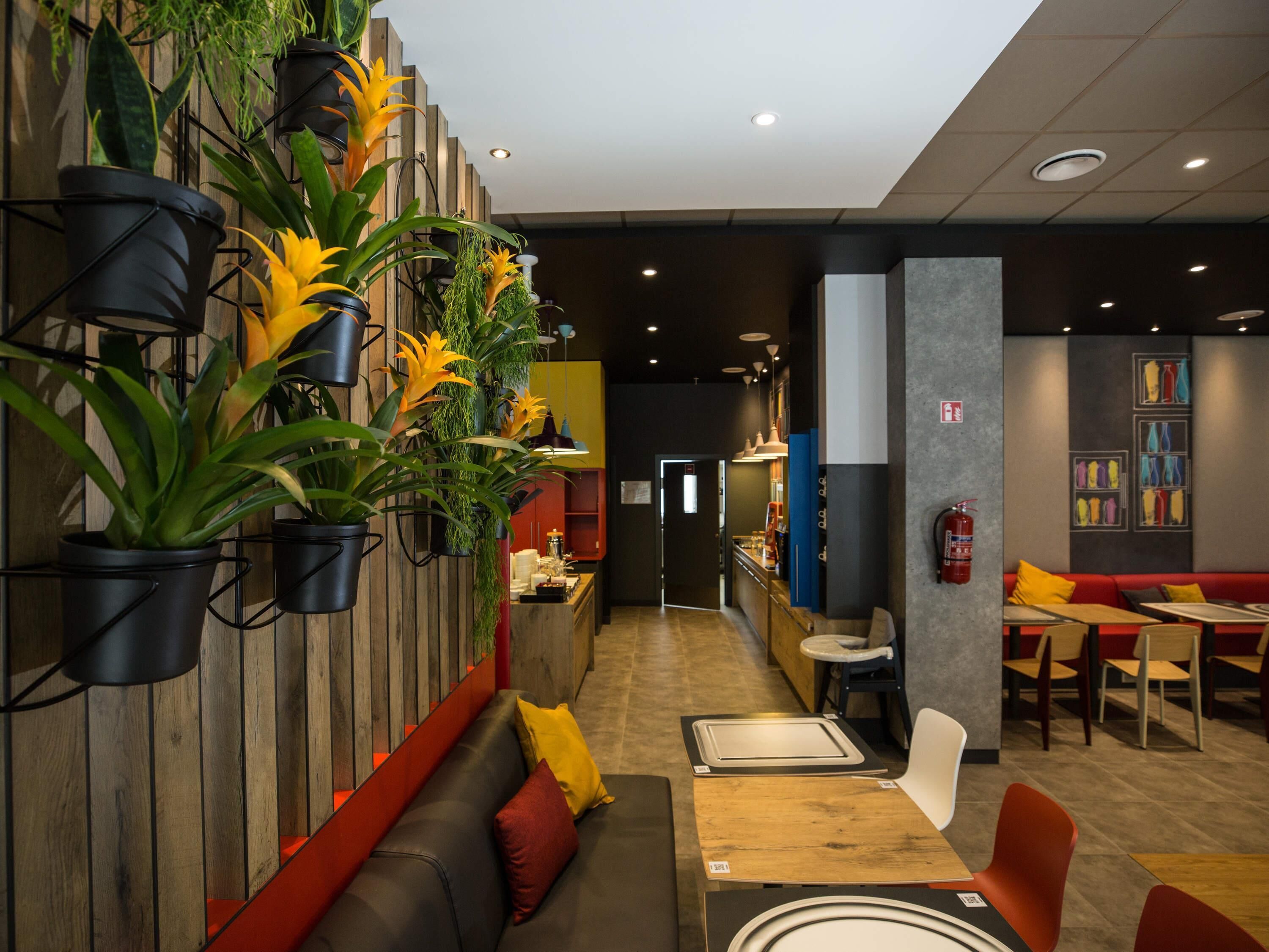 lunch and dinner served, international cuisine