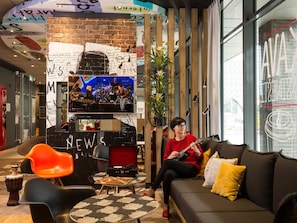 Lunch and dinner served, international cuisine