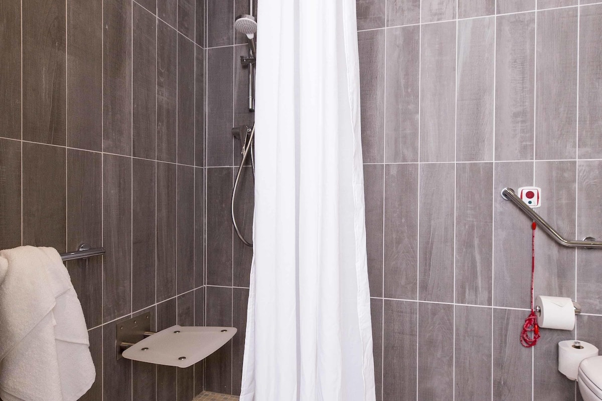 standard room, 1 double bed, accessible | in-room safe, desk, blackout curtains, soundproofing