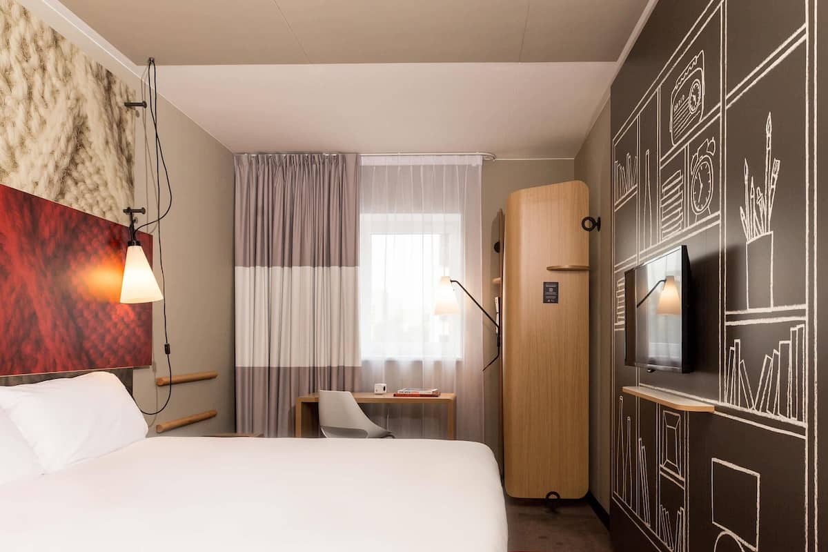 Standard Double Room, 1 Double Bed | In-room safe, desk, blackout drapes, soundproofing