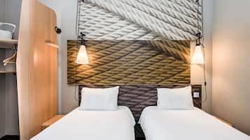 Standaard Twin kamer, 2 eenpersoonsbedden | Een kluis op de kamer, een bureau, verduisterende gordijnen