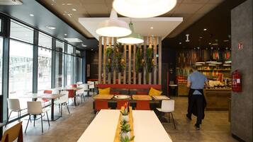 Bữa sáng buffet hàng ngày (15 EUR/mỗi người)