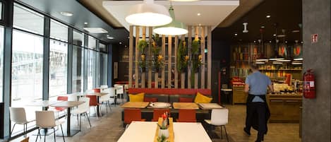 Tägliches Frühstücksbuffet (15 EUR pro Person)