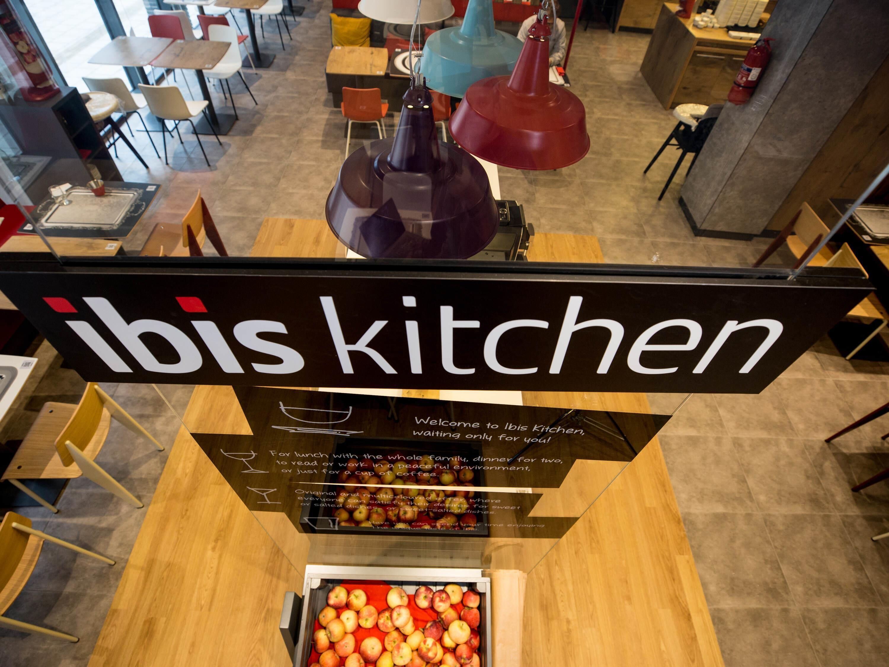 lunch and dinner served, international cuisine