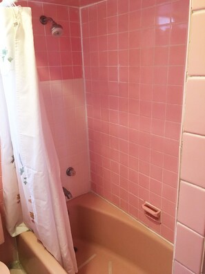 Habitación, 1 cama de matrimonio grande | Baño | Ducha y bañera combinadas y artículos de higiene personal gratuitos