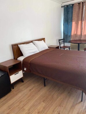 Single Room, 1 Queen Bed, Accessible | Desk, iron/ironing board, free WiFi, bed sheets - Village Motel (Ellenville)
