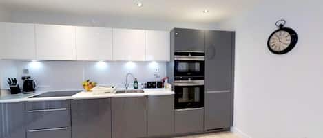 Réfrigérateur, micro-ondes, four, plaque de cuisson