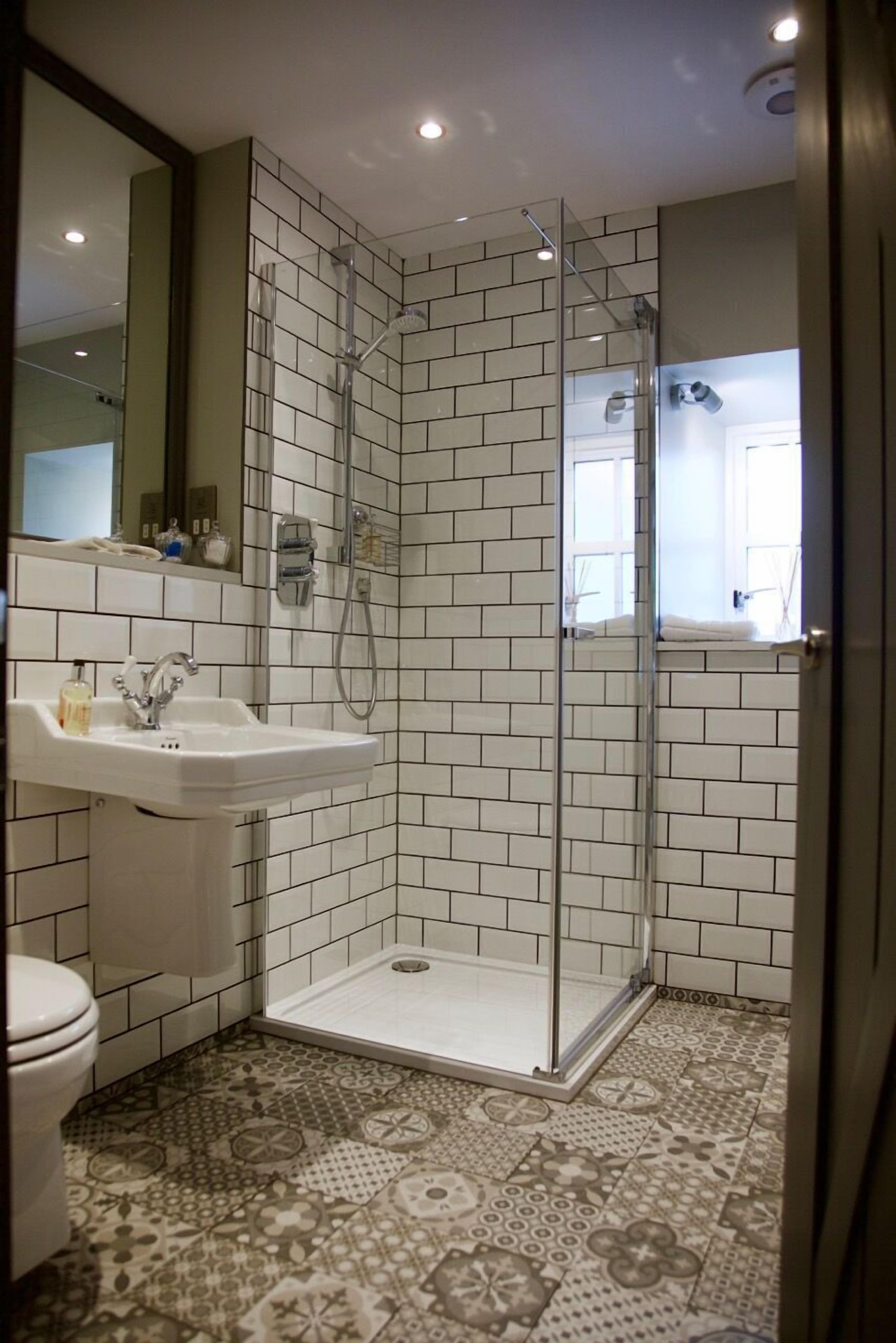 1-Bedroom Lodge (Ramsay) | Bathroom | Combined shower/bathtub, free toiletries, hair dryer, towels