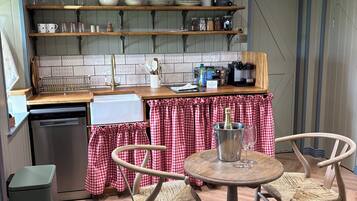 1 Bedroom Lodge (The King's Folly) | Private kitchen | Coffee/tea maker, microwave, electric kettle, cookware/dishes/utensils