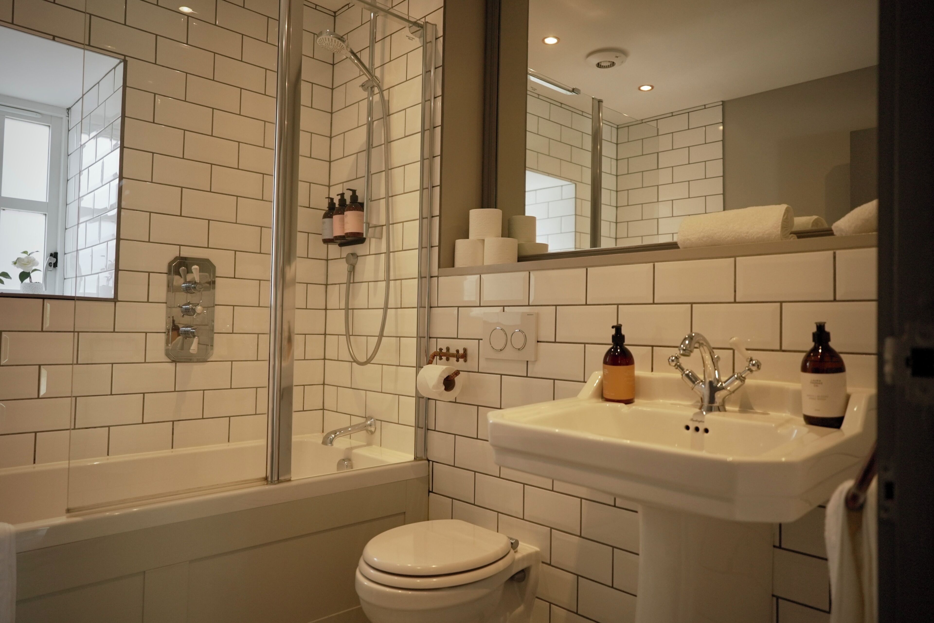 Ein Badezimmer mit Badewanne, Toilette, Waschbecken und Dusche.