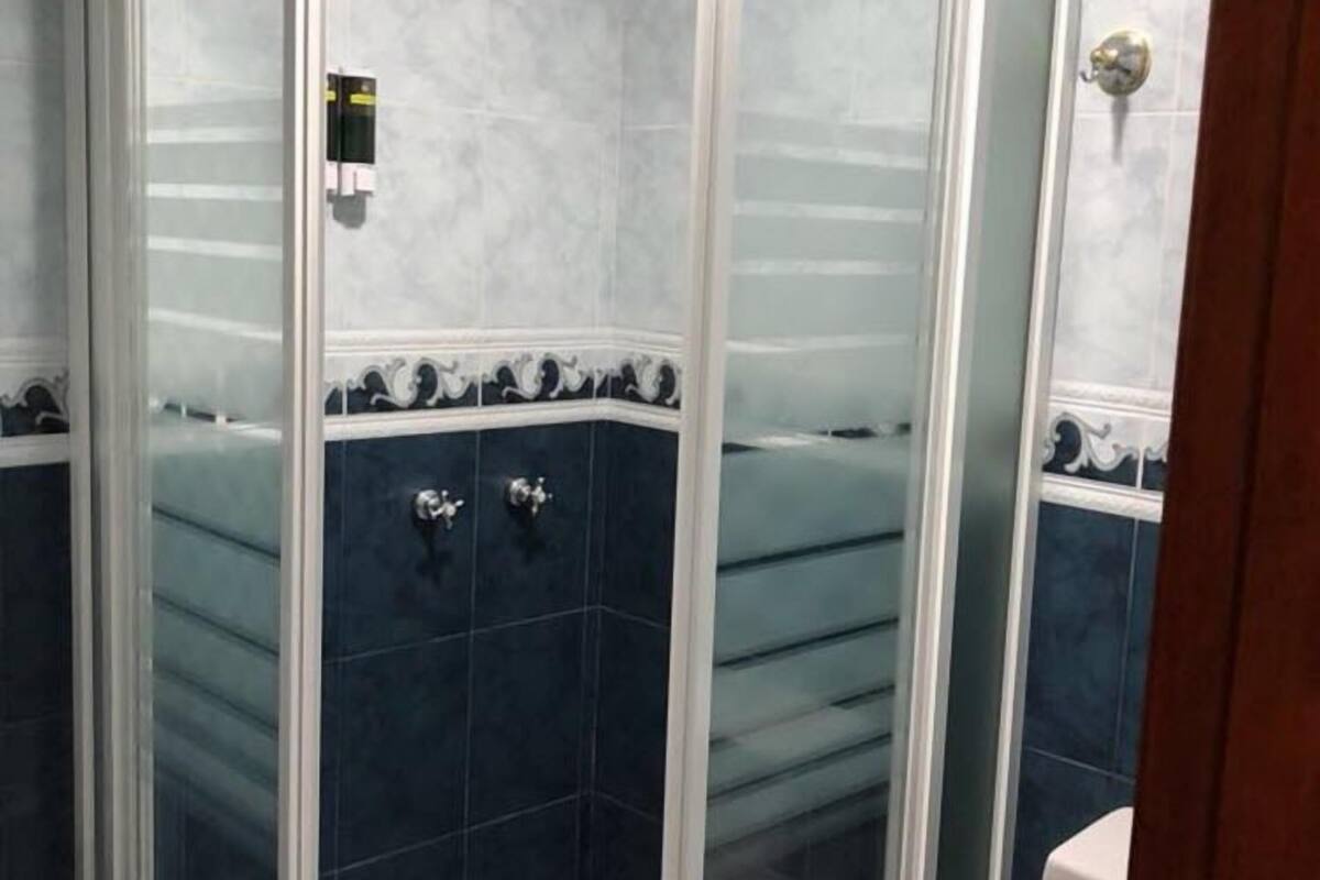 Dusch, gratis toalettartiklar och handdukar