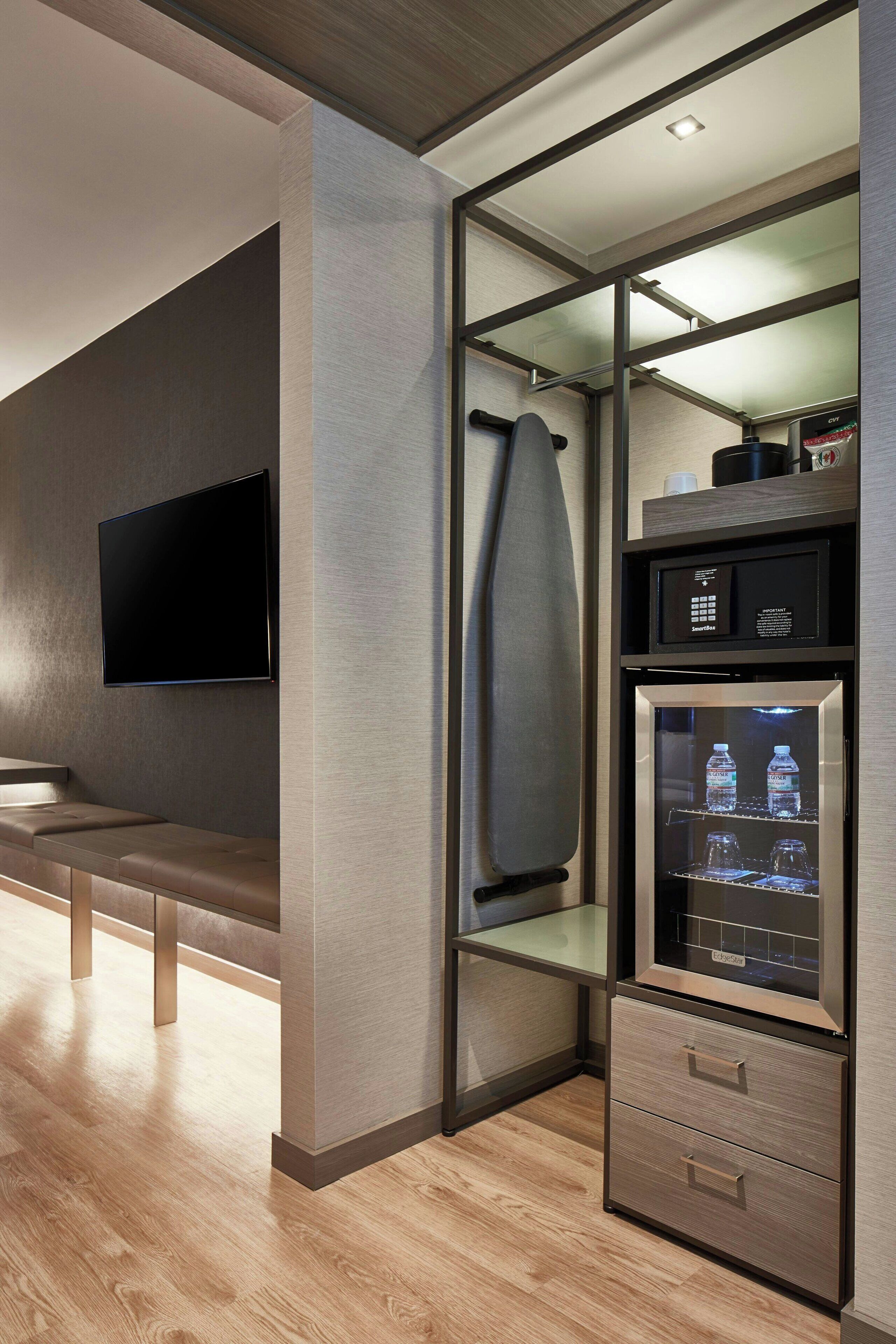 1 bedroom, premium bedding, desk, laptop workspace