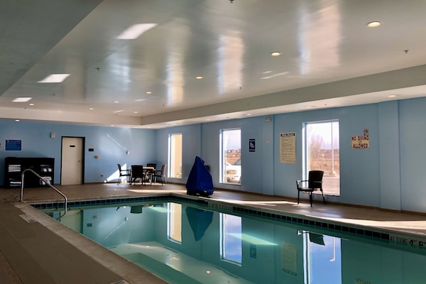 Indoor pool, sun loungers