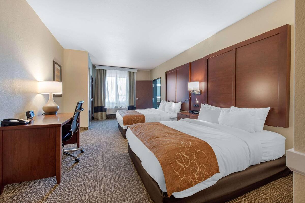 Luxe beddengoed, een bureau, een laptopwerkplek