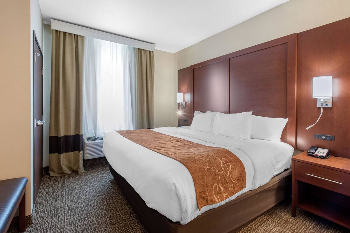 Luxe beddengoed, een bureau, een laptopwerkplek
