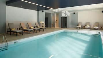 Kapalı yüzme havuzu