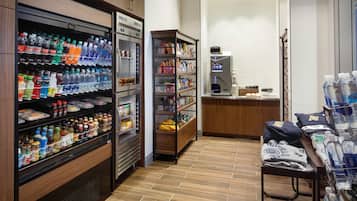 Una rebosteria d'hotel amb begudes, aperitius i productes de tocador.
