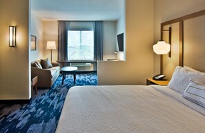 Hypo-allergenic bedding, down comforters, desk, iron/ironing board - Fairfield Inn & Suites by Marriott Nashville Airport (Nashville)