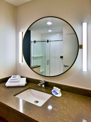 Hydromassage showerhead, free toiletries, hair dryer