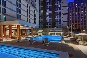 Piscina externa, funciona das 6h às 22h, barracas, guarda-sóis