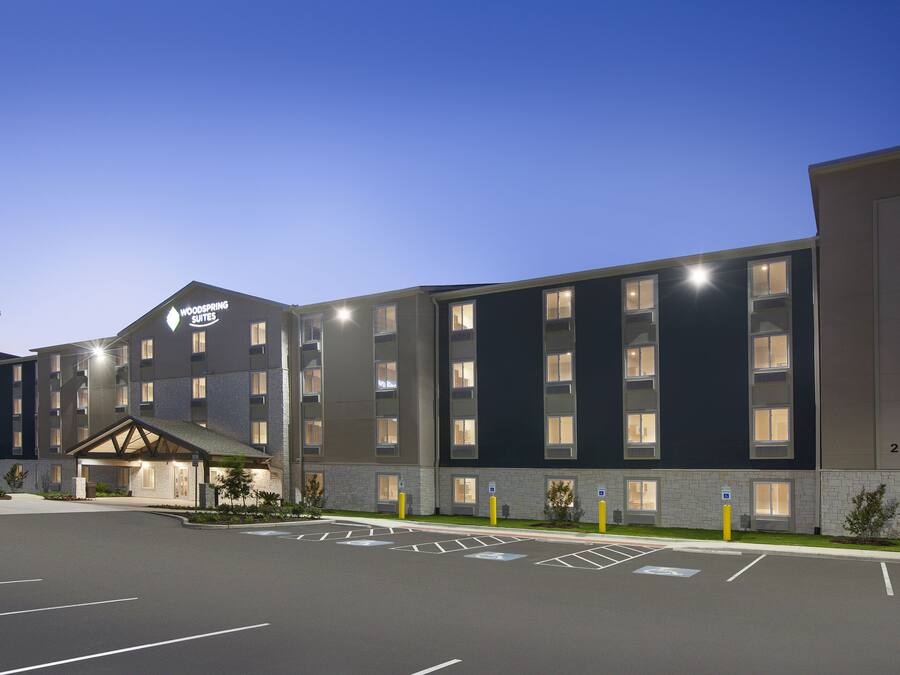 Fachada de la propiedad por la tarde o noche