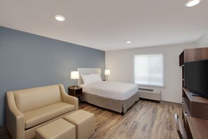 Escritorio, cortinas blackout y tabla de planchar con plancha 