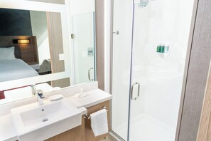 Regadera, amenidades de baño gratuitas, secadora de cabello, toallas