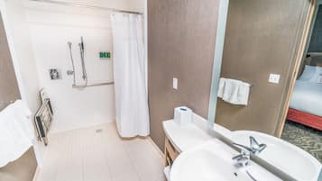 Une salle de bain moderne équipée d’une douche, de toilettes et d’un lavabo.