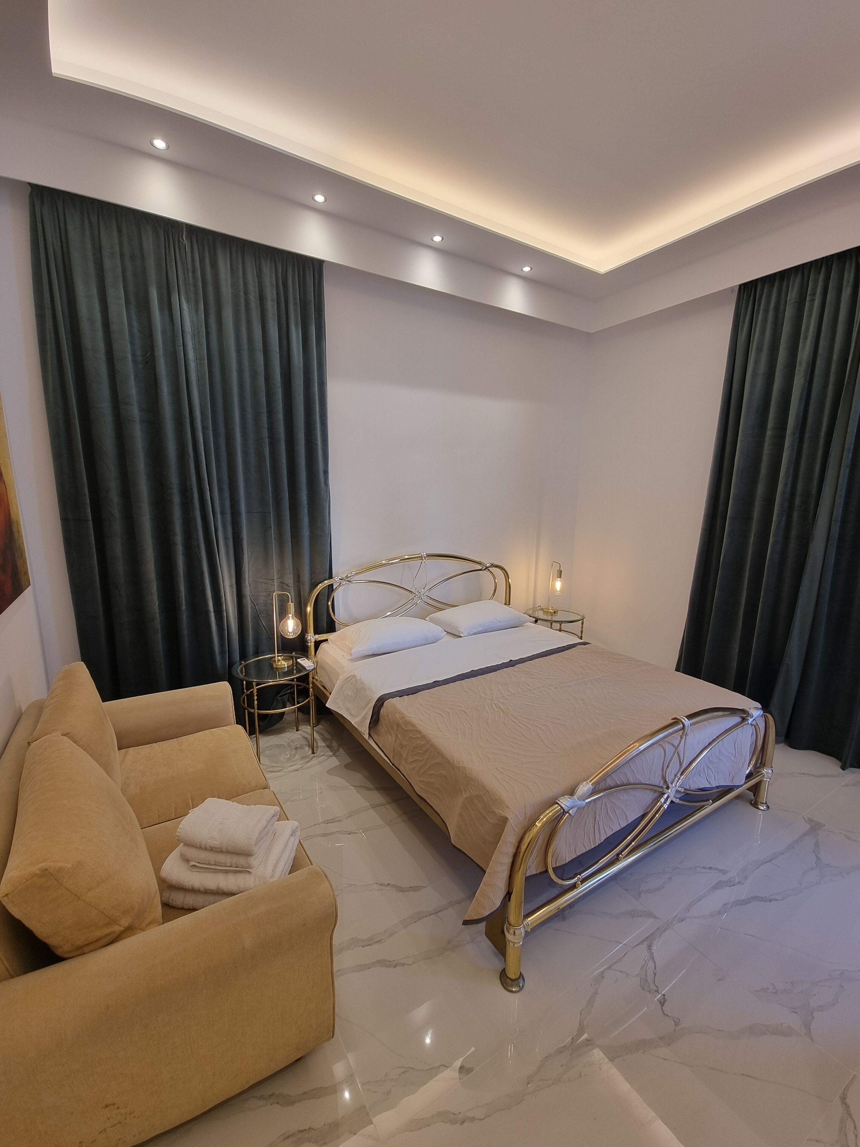 6 kamar tidur, kedap suara, setrika/meja setrika, dan tempat tidur bayi