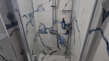 Gratis toiletartikelen, een haardroger, handdoeken, zeep