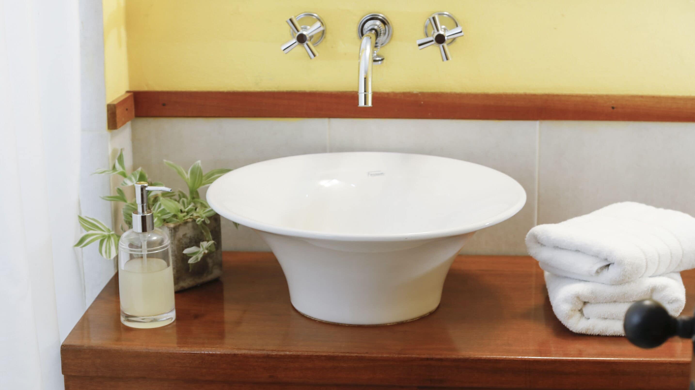 standard double room, 1 king bed, ensuite | bathroom | free toiletries, hair dryer, bidet, towels