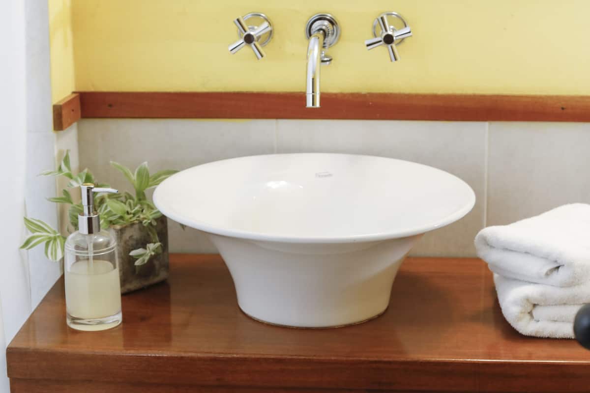 standard double room, 1 king bed, ensuite | bathroom | free toiletries, hair dryer, bidet, towels