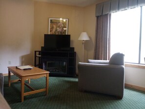 Apartamento, varias camas, no fumadores, vistas a la montaña | Zona de estar | Una televisión de pantalla plana, una chimenea