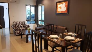 Apartment, 1 Bedroom (Montebello 25) | Meja, seterika/papan seterika, Wi-fi percuma