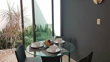Apartment, 1 Bedroom (Depto 2) | Meja, seterika/papan seterika, Wi-fi percuma