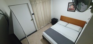 Hypo-allergenic bedding, desk, iron/ironing board, free WiFi