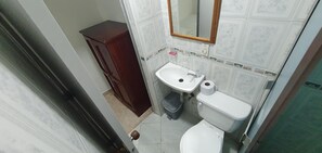 Shower, free toiletries, towels