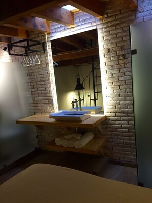Loft, 1 cama de matrimonio | Minibar, cortinas opacas, tabla de planchar con plancha y wifi gratis