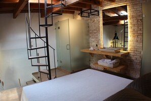 Loft, 1 cama de matrimonio | Minibar, cortinas opacas, tabla de planchar con plancha y wifi gratis