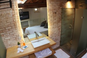 Loft, 1 Queen-Bett | Minibar, Verdunkelungsvorhänge, Bügeleisen/Bügelbrett, kostenloses WLAN