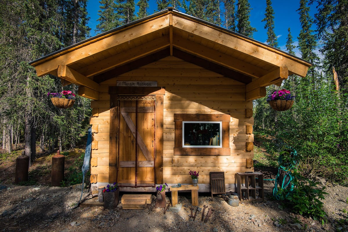 Une cabane en bois sur laquelle est accrochée une pancarte portant l’inscription « Martin Radlovan ».