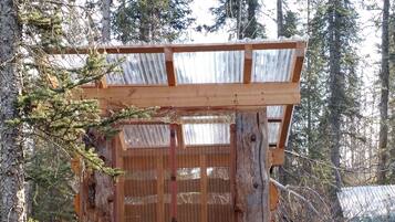 Een douche, handdoeken, zeep, shampoo