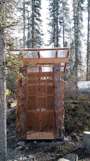 Douche, serviettes fournies, savon, shampoing