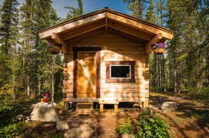 Dora Keen Cabin w Shared Outhouse | Memory foam beds, individually decorated, individually furnished - Blackburn Cabins (McCarthy)
