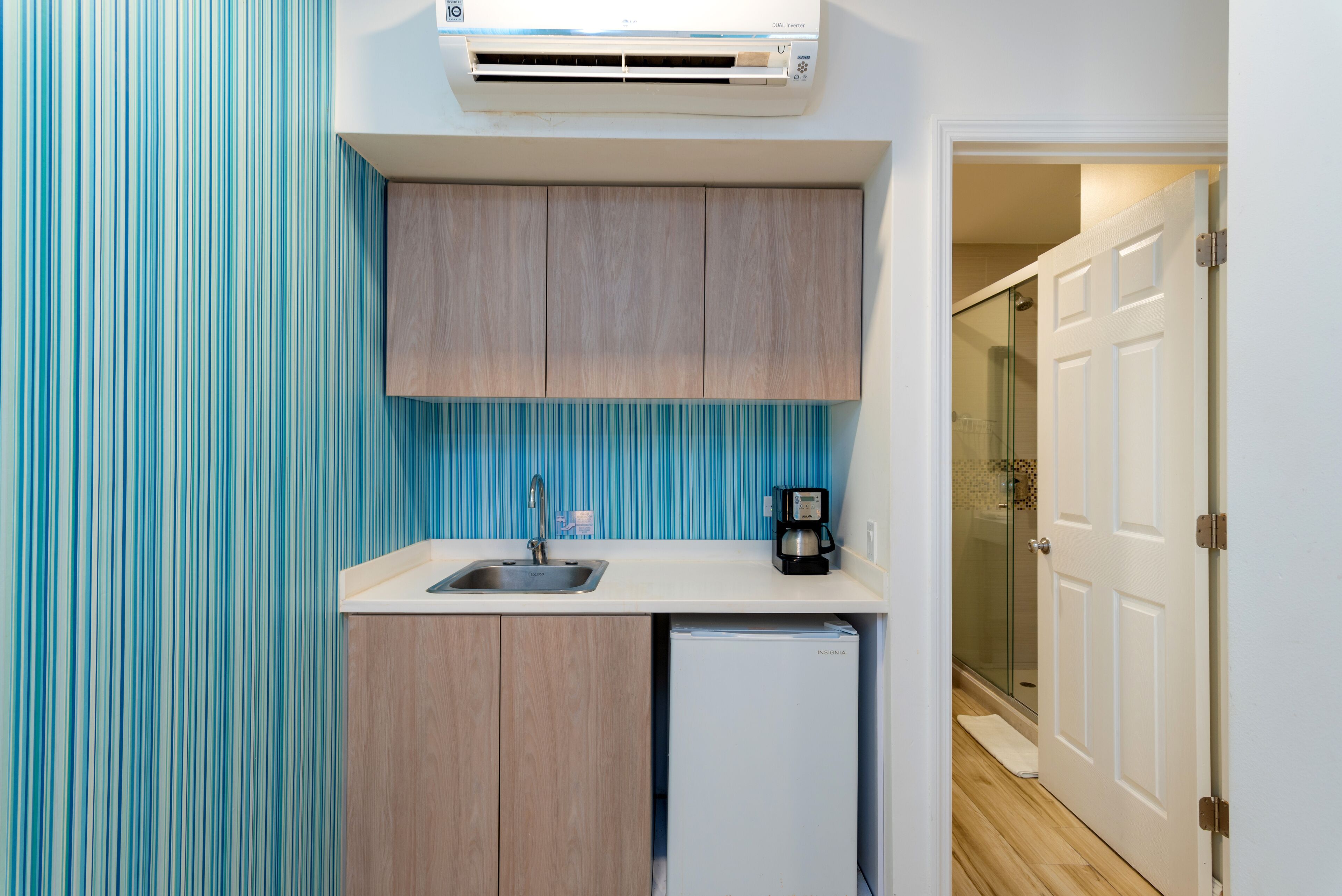 double room, 1 queen bed | private kitchen | coffee/tea maker