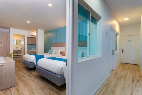 Minibar, caja de seguridad en la habitación y escritorio