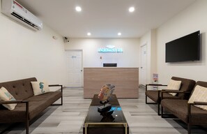 32-inch flat-screen TV with cable channels, TV - Aqualina Inn (San Andrés)