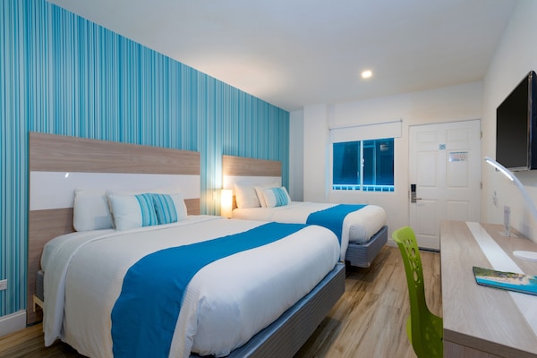 Room, 2 Katil Ratu (Queen) | Bar mini, peti besi dalam bilik, meja, langsir/tirai gelap terus