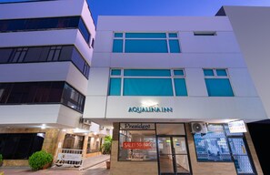 A hotel named AQUALINAIN with a 'President' sign, a sale sign, and a gated entrance. - Aqualina Inn (San Andrés)